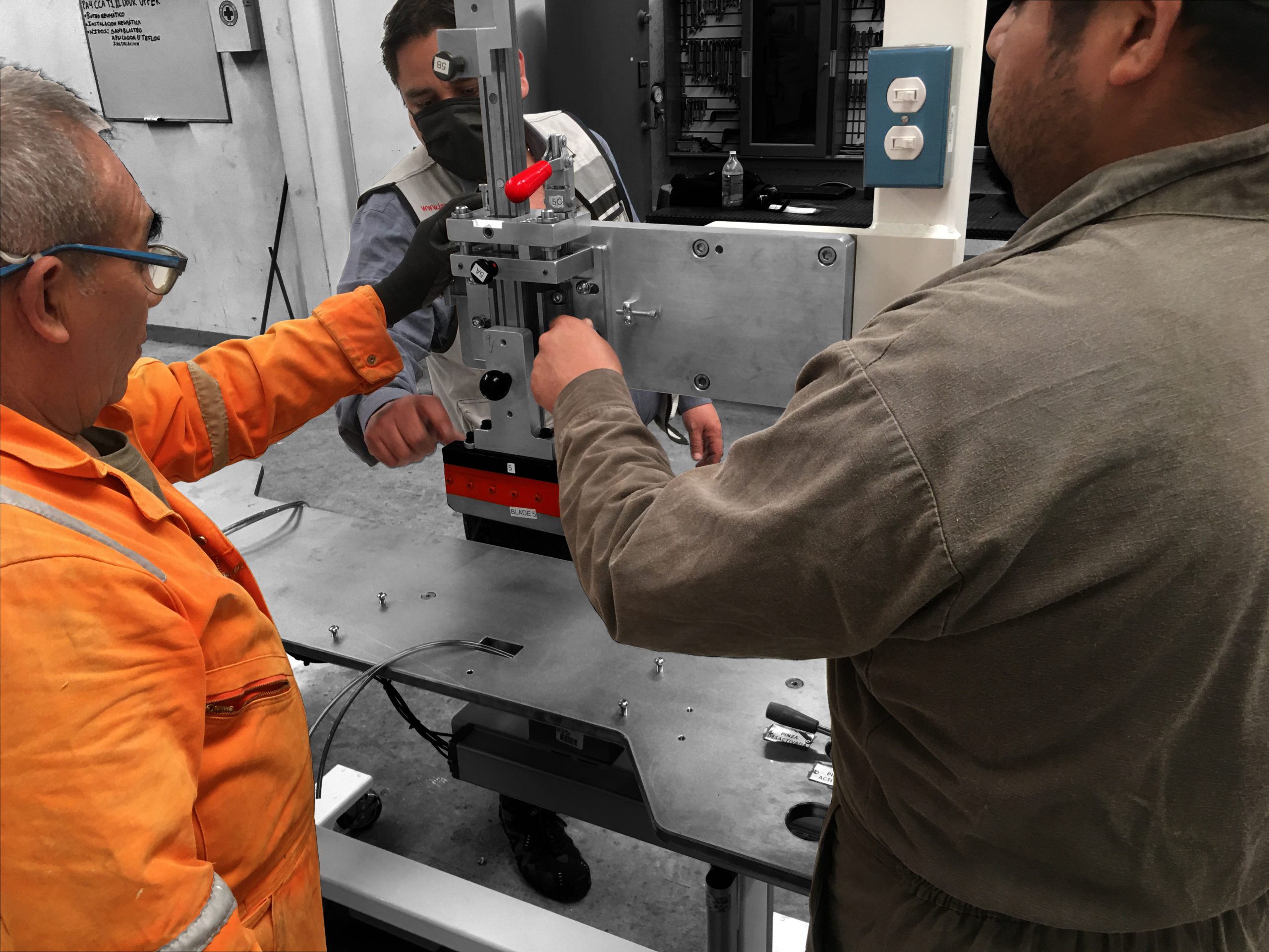 Diseño, montaje, programación e instalación de línea de producción hasta la validación final del proyecto, brindando una solución integral.